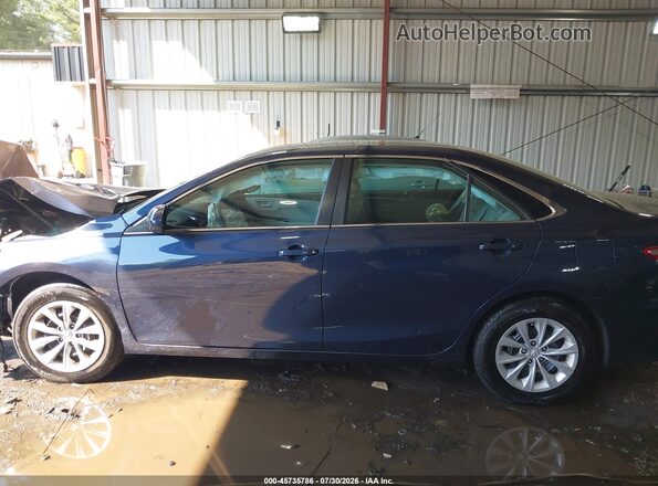 4T1BF1FK7HU757435 2017 TOYOTA CAMRY Dark Blue Вид задньої частини салону
