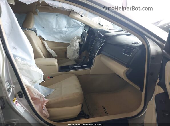 4T1BF1FK8HU679635 2017 TOYOTA CAMRY Желто-коричневый Вид салона спереди
