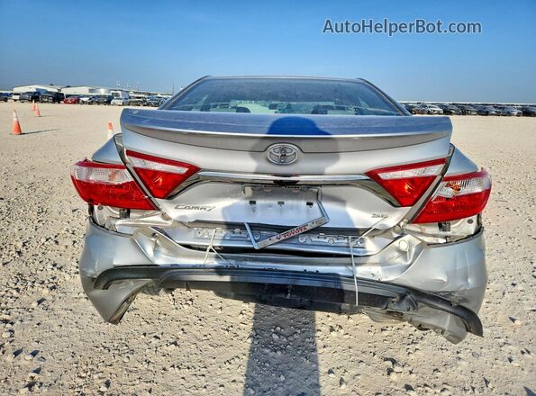 4T1BF1FK9GU124577 2016 TOYOTA CAMRY Серебряный Вид сзади