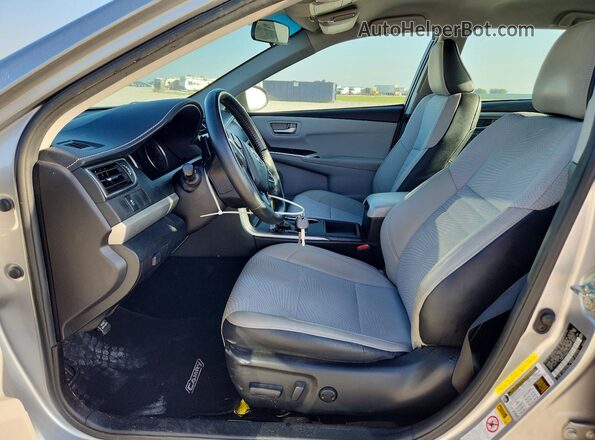 4T1BF1FK9GU124577 2016 TOYOTA CAMRY Серебряный Вид салона спереди