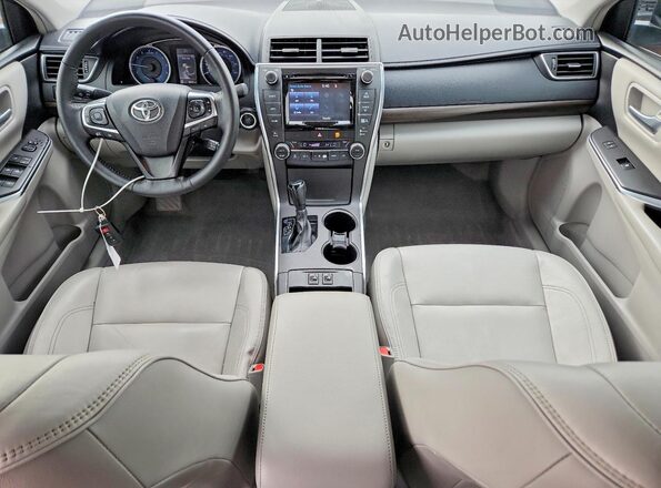 4T1BF1FKXHU698591 2017 TOYOTA CAMRY Silver Widok deski rozdzielczej