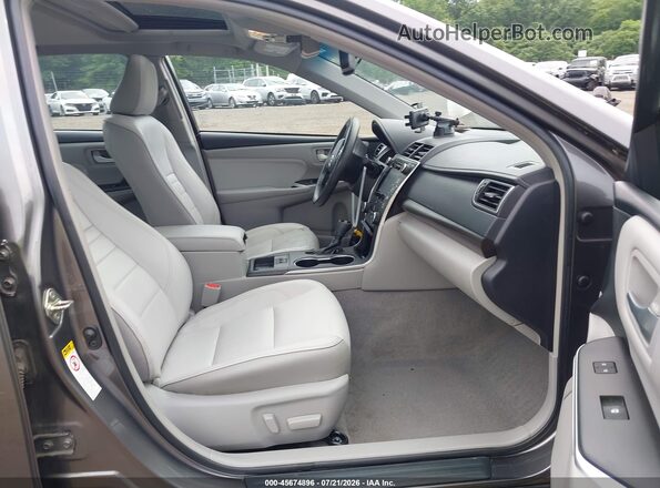 4T1BF1FKXHU774651 2017 TOYOTA CAMRY Gray Front interior view