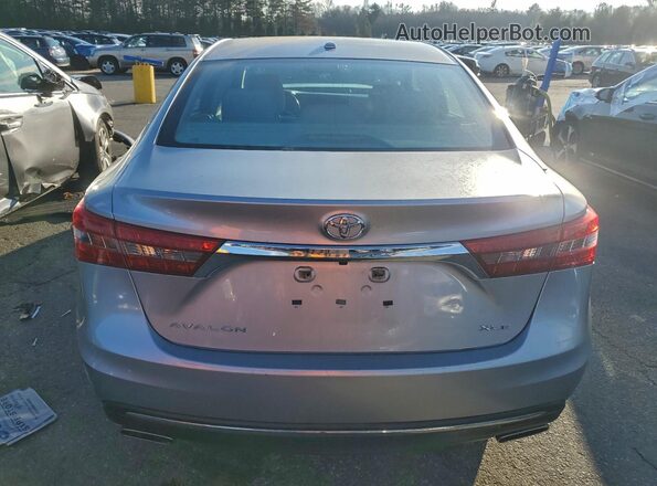 4T1BK1EB2GU225747 2016 TOYOTA AVALON Серебряный Вид сзади