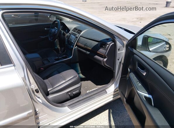 4T1BK1FK1HU578562 2017 TOYOTA CAMRY Серебряный Вид салона спереди