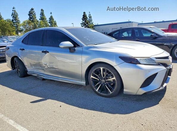 4T1BZ1HK0JU010625 2018 TOYOTA CAMRY Silver Front right