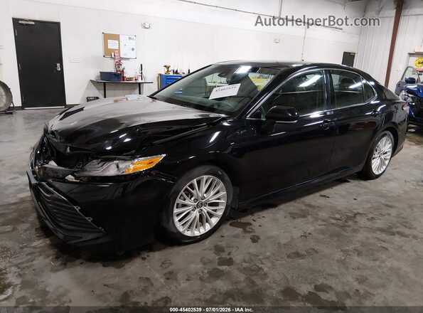 4T1BZ1HK2JU009587 2018 TOYOTA CAMRY Черный Передняя левая четверть