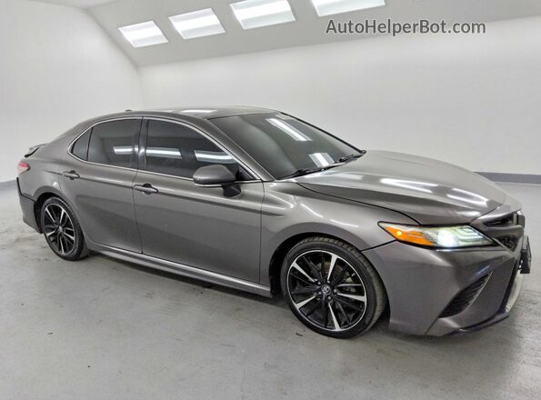 4T1BZ1HK5JU013729 2018 TOYOTA CAMRY Gray წინა მარჯვენა