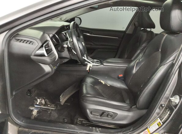 4T1BZ1HK5JU013729 2018 TOYOTA CAMRY Gray წინა სალონის ხედი