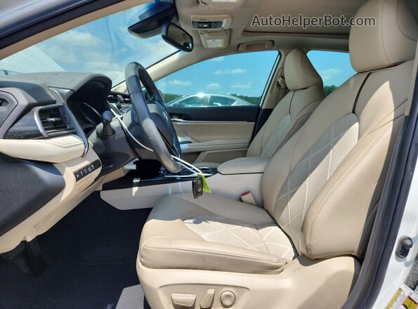 4T1BZ1HK5KU507381 2019 TOYOTA CAMRY Белый Вид салона спереди