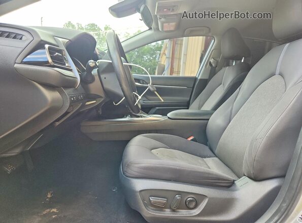 4T1C11AK1MU468801 2021 TOYOTA CAMRY Silver Սալոնի դիմացի տեսք