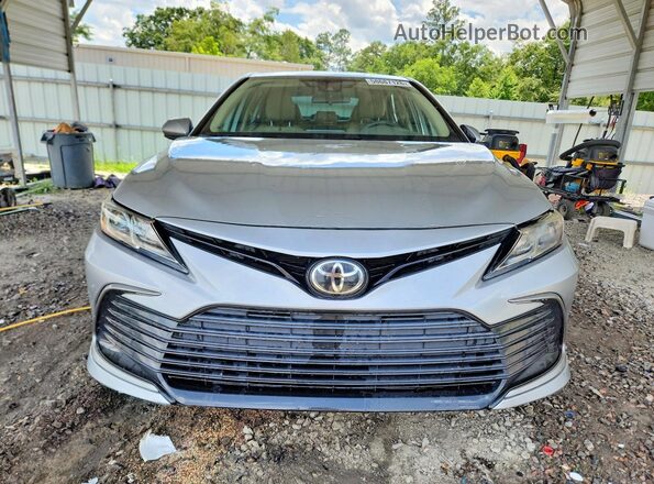4T1C11AK8MU436749 2021 TOYOTA CAMRY Silver Widok z przodu