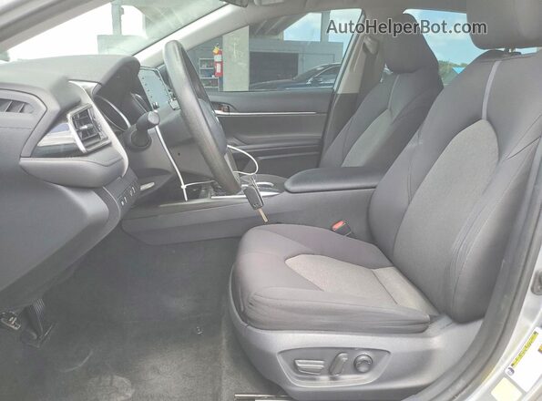 4T1C11AK8MU463952 2021 TOYOTA CAMRY Серебряный Вид салона спереди