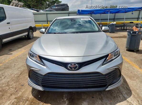 4T1C11AK9MU469856 2021 TOYOTA CAMRY Серебряный Вид спереди