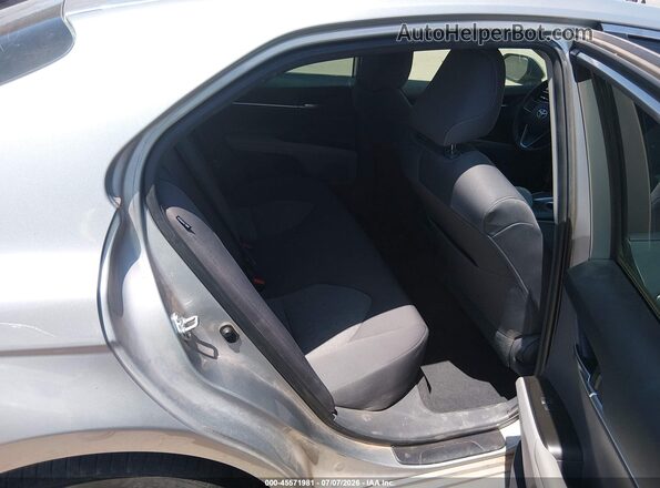 4T1C11AK9MU478055 2021 TOYOTA CAMRY Silver Widok naklejki z numerem VIN