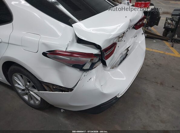 4T1C11AKXMU590329 2021 TOYOTA CAMRY Белый Вид спереди