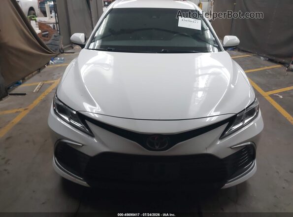 4T1C11AKXMU590329 2021 TOYOTA CAMRY Белый Вид задней части салона