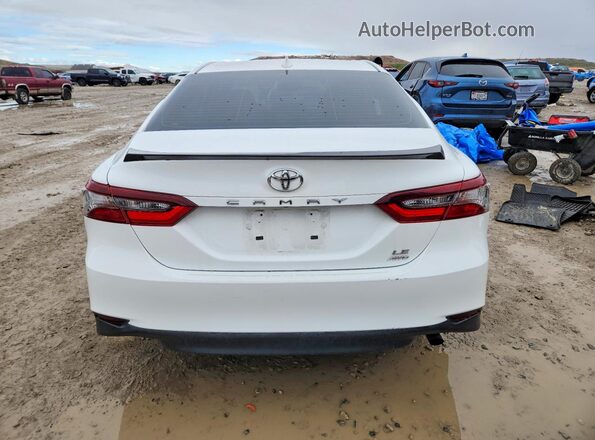 4T1C11BK1NU056832 2022 TOYOTA CAMRY Белый Вид сзади