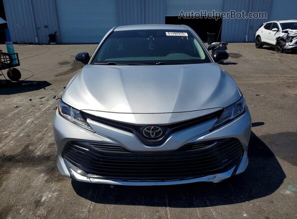 4T1C11BK4LU009470 2020 TOYOTA CAMRY Серебряный Вид спереди