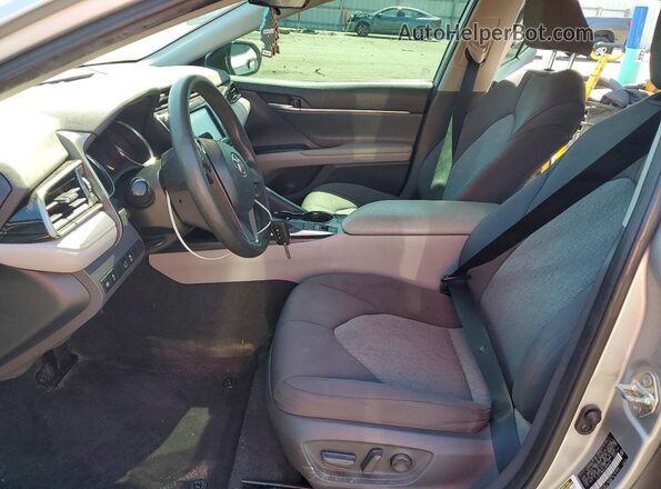 4T1C11BK4LU009470 2020 TOYOTA CAMRY Серебряный Вид салона спереди