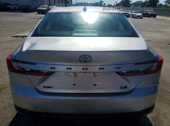 4T1DAACK3SU621564 2025 TOYOTA CAMRY Серебряный Вид сзади