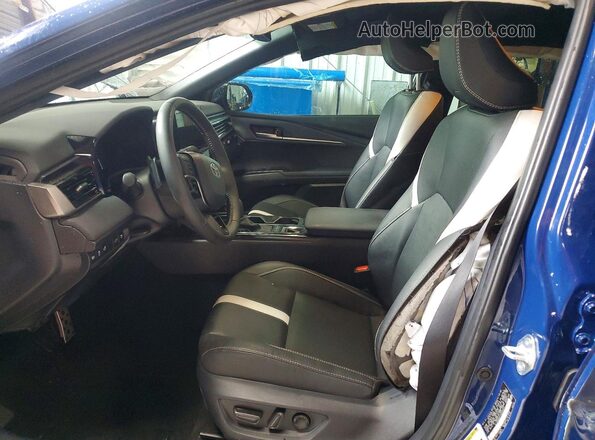 4T1DAACK4SU028621 2025 TOYOTA CAMRY Синий Вид салона спереди