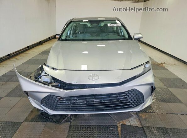 4T1DAACK4SU097874 2025 TOYOTA CAMRY Серебряный Вид спереди