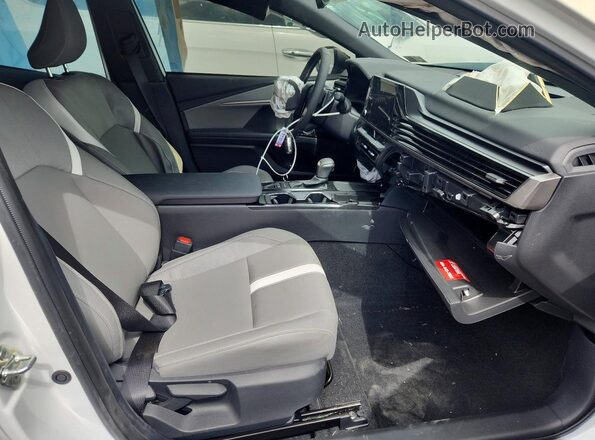 4T1DAACK5SU625194 2025 TOYOTA CAMRY White Вид салону спереду