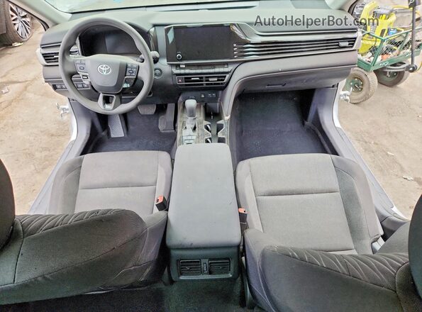 4T1DAACK6SU574076 2025 TOYOTA CAMRY Silver Առջևի վահանակի տեսք