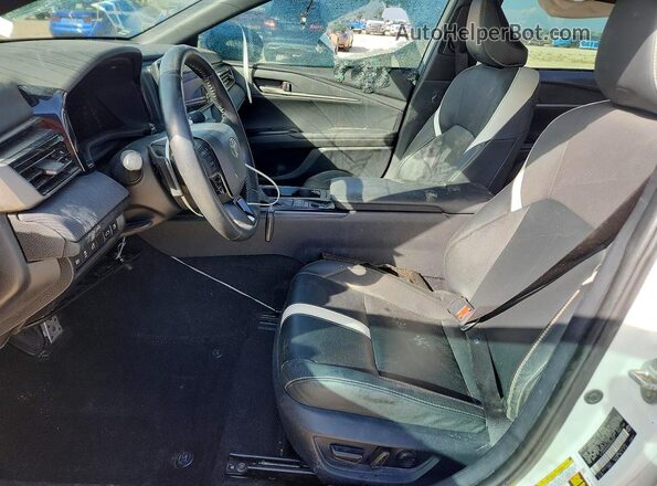 4T1DAACK6SU581027 2025 TOYOTA CAMRY Белый Вид салона спереди