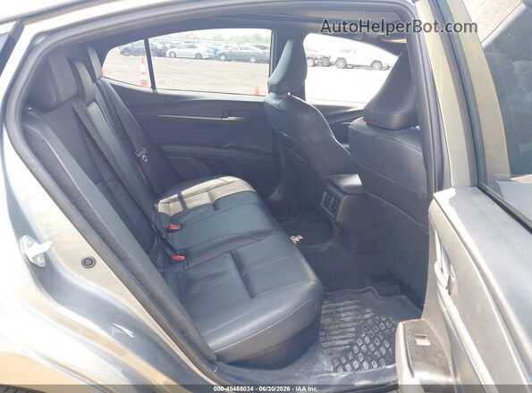 4T1DBADK7SU512228 2025 TOYOTA CAMRY Silver Widok naklejki z numerem VIN