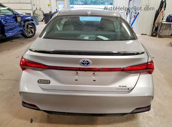 4T1EA1AB8MU009872 2021 TOYOTA AVALON Серебряный Вид сзади