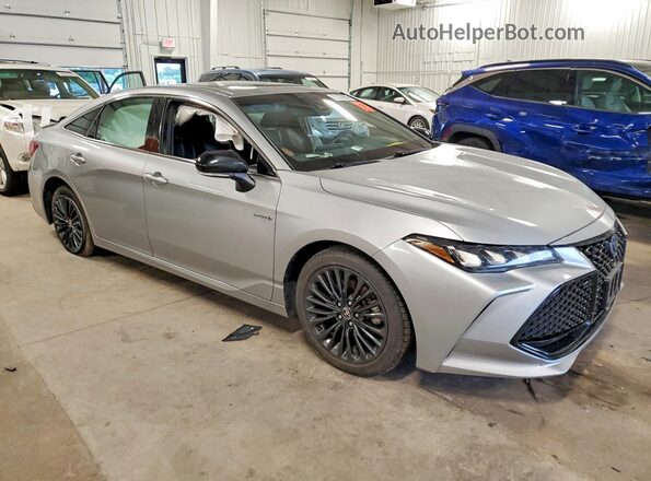 4T1EA1AB8MU009872 2021 TOYOTA AVALON Серебряный Передняя правая четверть