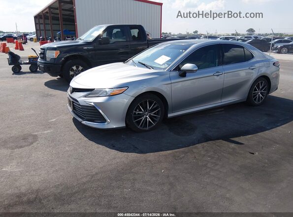 4T1F11BK6MU030710 2021 TOYOTA CAMRY Silver წინა მარცხენა ხედი სამი მეოთხედიდან