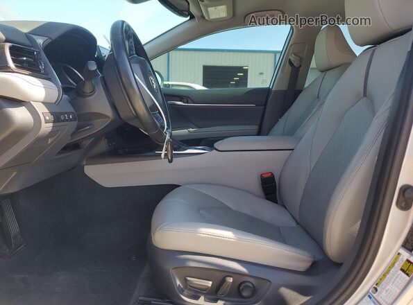 4T1F11BK6PU098753 2023 TOYOTA CAMRY Silver Vista interior delantera