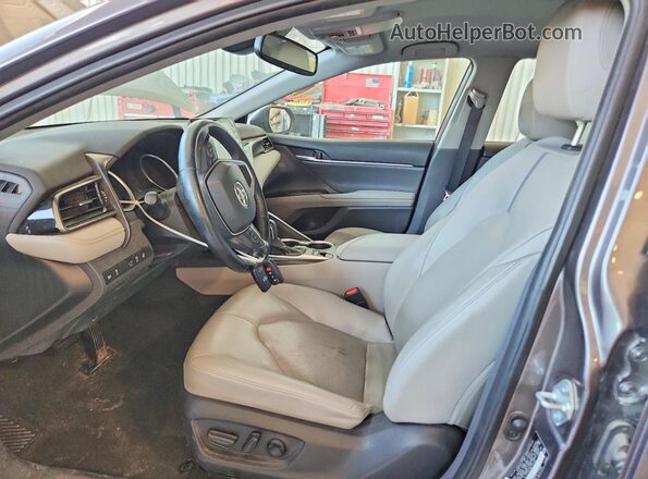 4T1F31AK3NU572067 2022 TOYOTA CAMRY Gray Widok wnętrza z przodu
