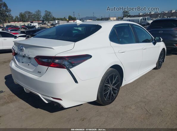4T1G11AK2MU596997 2021 TOYOTA CAMRY White Trasero derecho