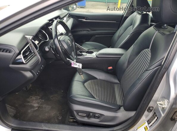 4T1G11AK3LU907075 2020 TOYOTA CAMRY Серебряный Вид салона спереди