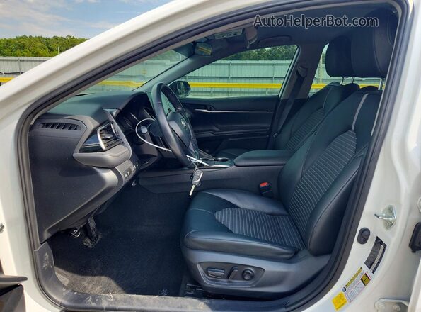 4T1G11AK3MU525906 2021 TOYOTA CAMRY White Widok wnętrza z przodu