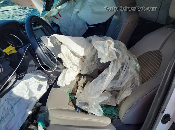 4T1G11AK6LU352218 2020 TOYOTA CAMRY White Front interior view