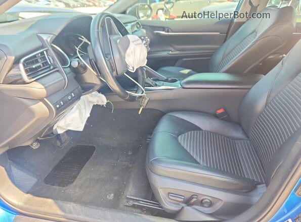 4T1G11AK7LU306848 2020 TOYOTA CAMRY Blue Вид салону спереду