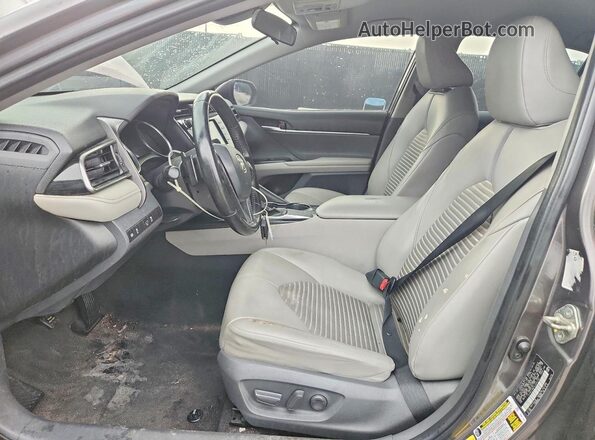 4T1G11AK7LU345102 2020 TOYOTA CAMRY Серый Вид салона спереди