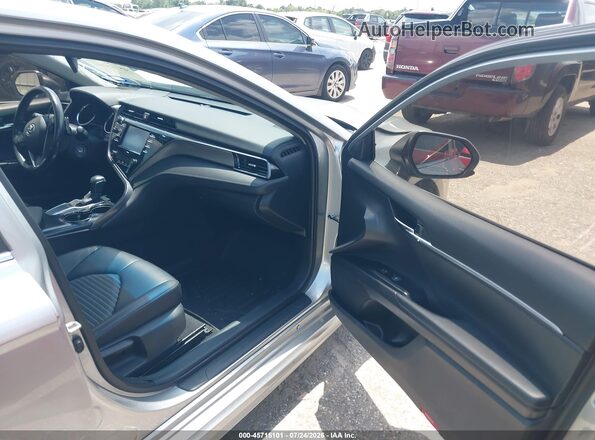 4T1G11AK7LU510596 2020 TOYOTA CAMRY Серебряный Вид салона спереди