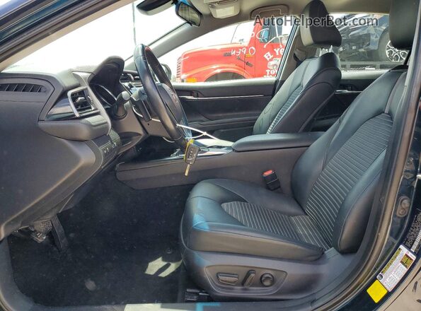 4T1G11AK8LU310357 2020 TOYOTA CAMRY Синий Вид салона спереди