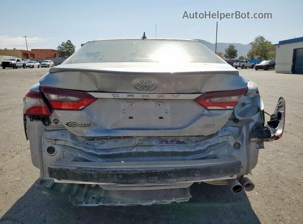 4T1G11AKXMU409702 2021 TOYOTA CAMRY Silver Вид ззаду
