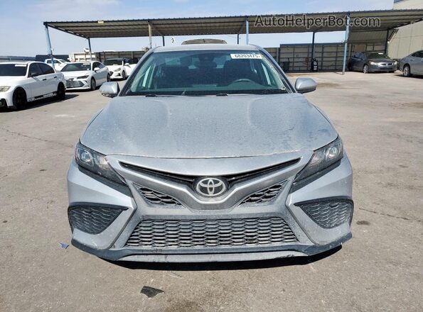 4T1G11AKXMU409702 2021 TOYOTA CAMRY Silver Вид спереду