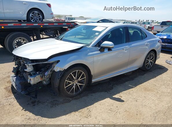 4T1G11AKXMU418237 2021 TOYOTA CAMRY Silver Vista tres cuartos delantera izquierda