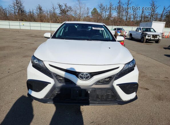 4T1G11AKXMU560412 2021 TOYOTA CAMRY Белый Вид спереди