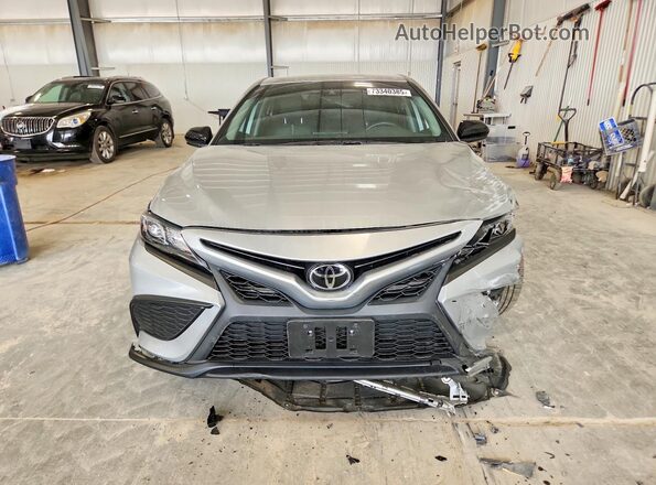 4T1G11BK2MU040865 2021 TOYOTA CAMRY Silver Widok z przodu