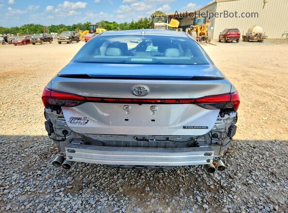 4T1GZ1FB8LU039706 2020 TOYOTA AVALON Серебряный Вид сзади
