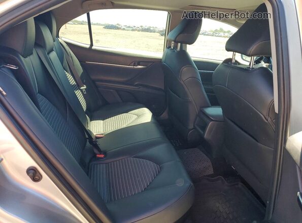 4T1J31AK2LU531453 2020 TOYOTA CAMRY Silver Widok tylnych siedzeń